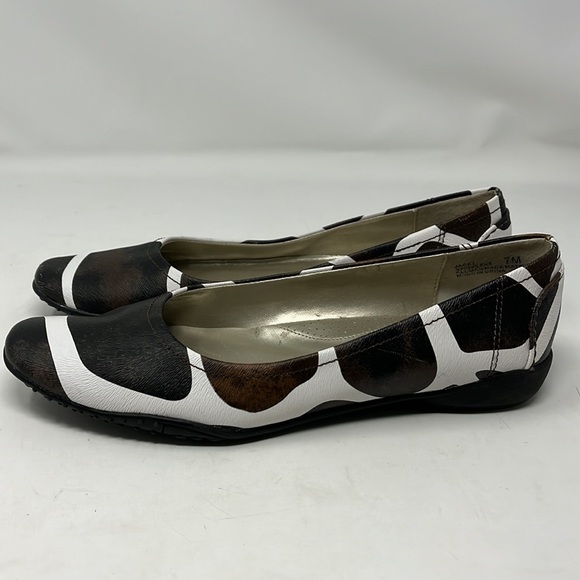 BELLINI Cow Print Ballet Flat Size 7 - Picture 4 of 10
